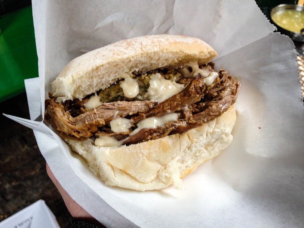 Macka med långkokt bringa och pepparrot – Borough Market