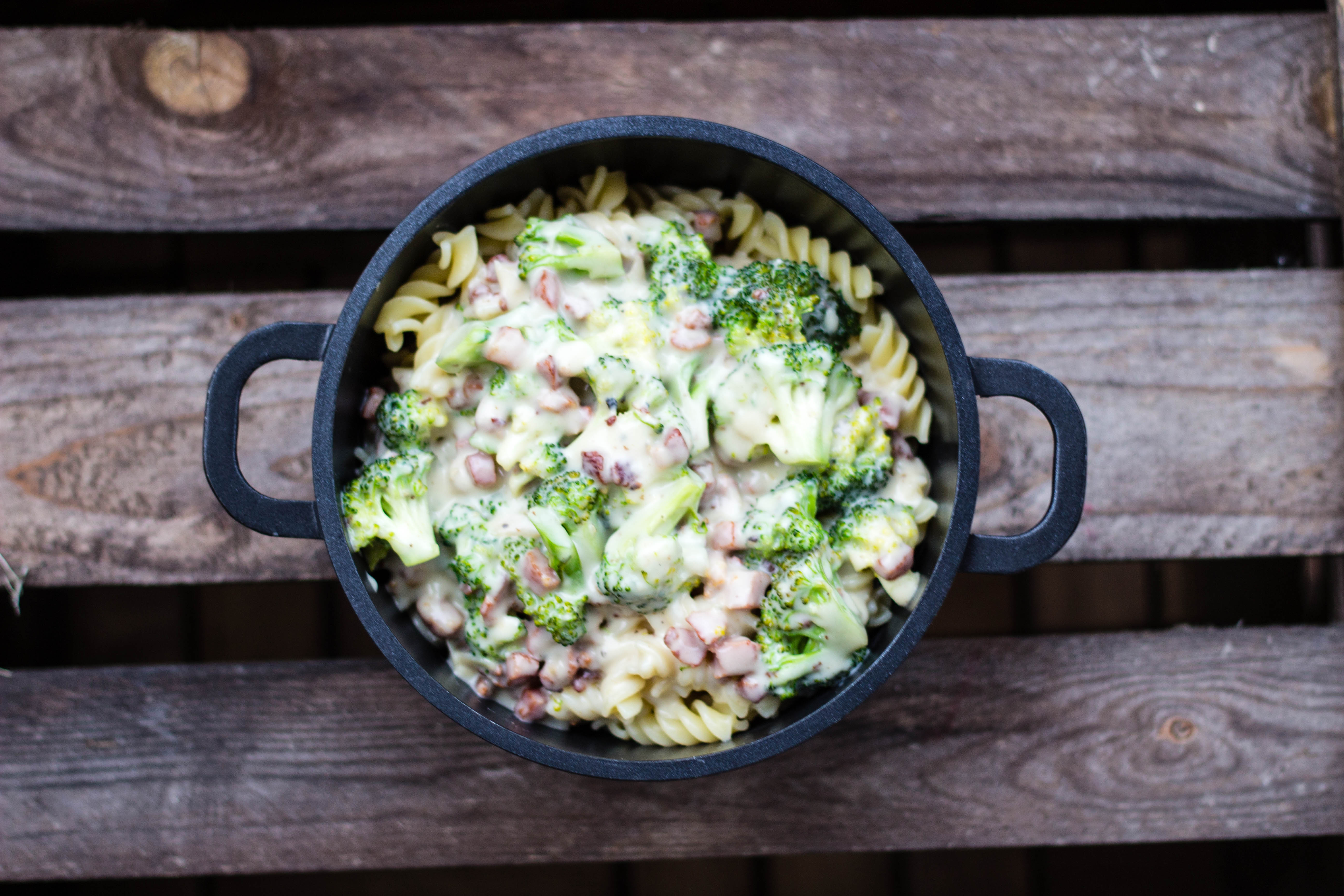 Fusilli med ost-, bacon- och broccolisås