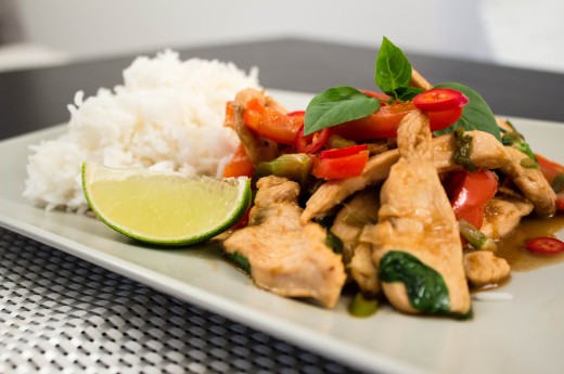 Wok med kyckling, vårlök och paprika