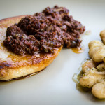 Fläskkotletter med bönröra och tapenade