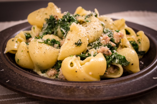 Carbonara med italiensk korv och grönkål