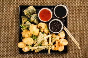 Tempura-friterade räkor och grönsaker med tre dippsåser