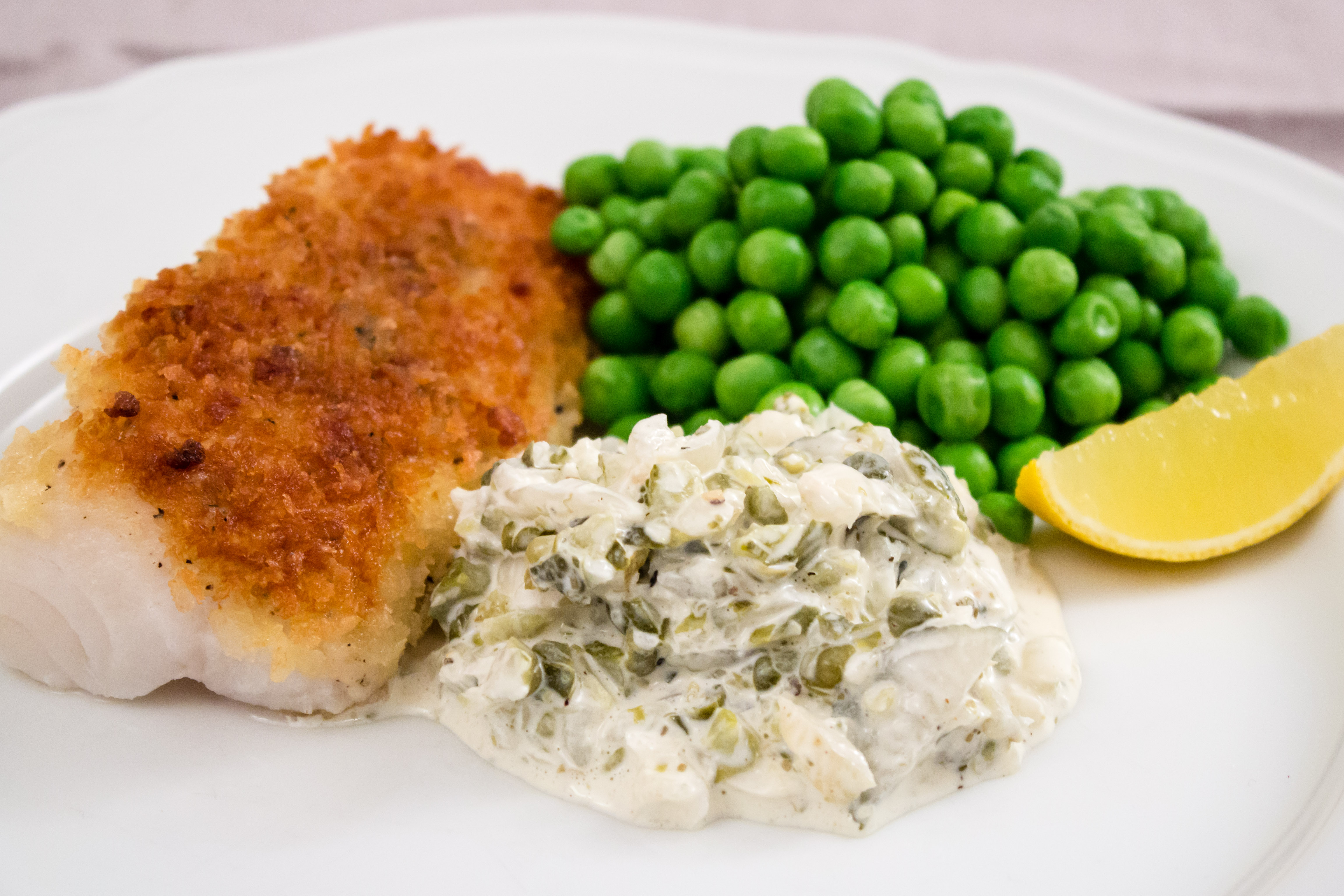Enkel panerad fisk med hemgjord remouladsås