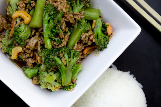 Sichuan-kryddad broccoli-wok med cashewnötter