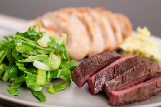 Flankstek med vitlökssmör och bok choi-sallad