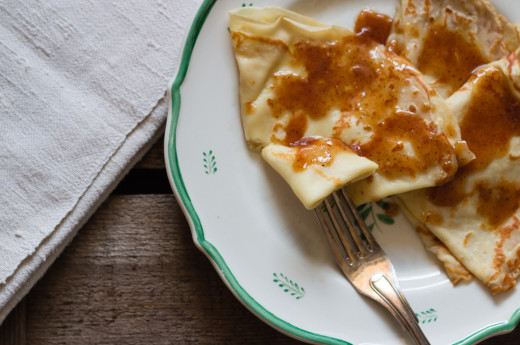 Pannkakor med citron- och kanelkolasås