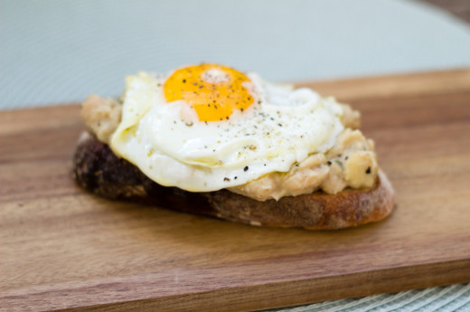 Vit bönröra på toast med ägg