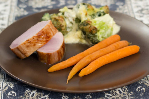 Fläskytterfilé med broccoligratäng, morötter och vitlökssmör