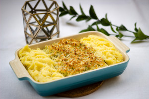 Krispig fiskgratäng med vitlöksdoftande parmesan-potatismos