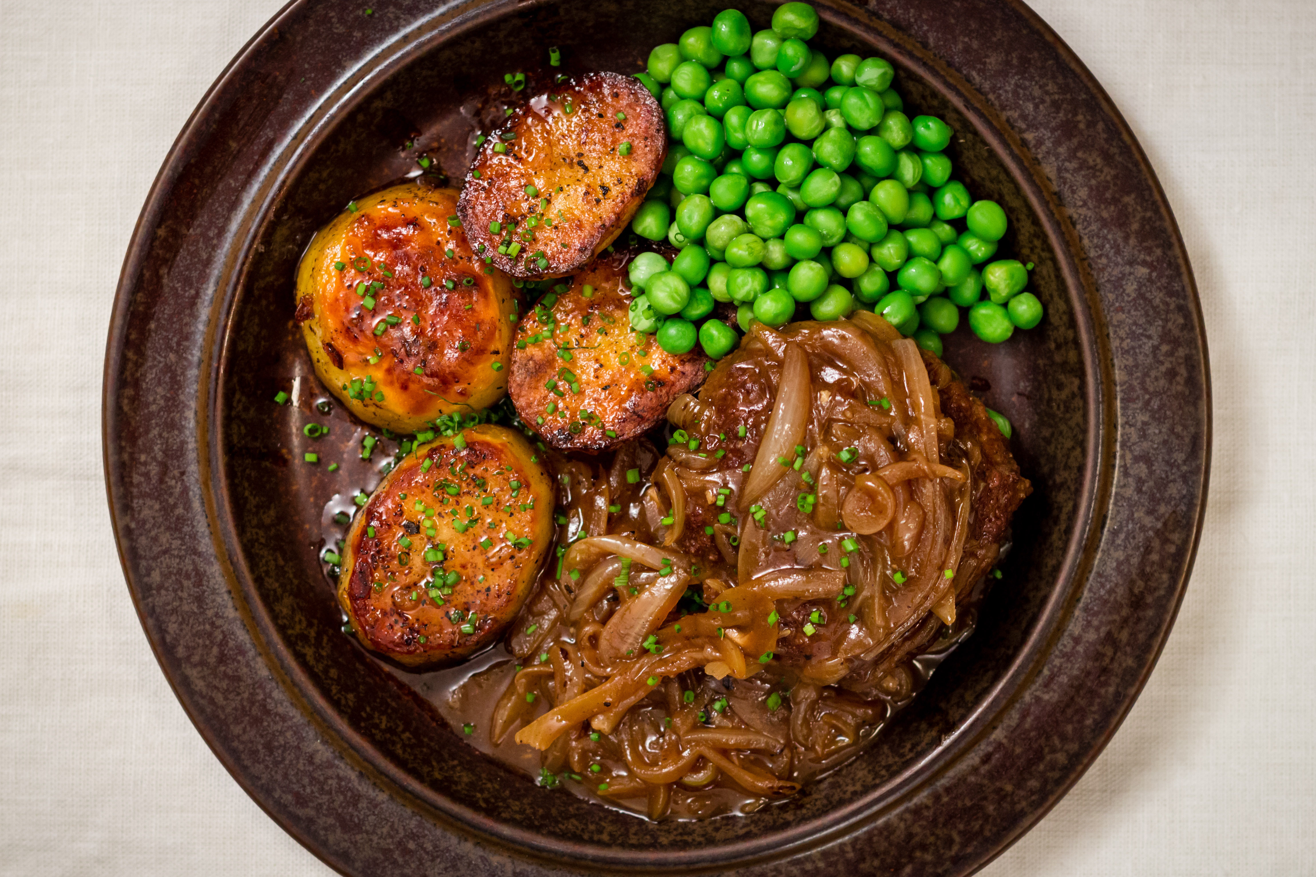 Köttfärsbiffar med löksky och smörrostad potatis