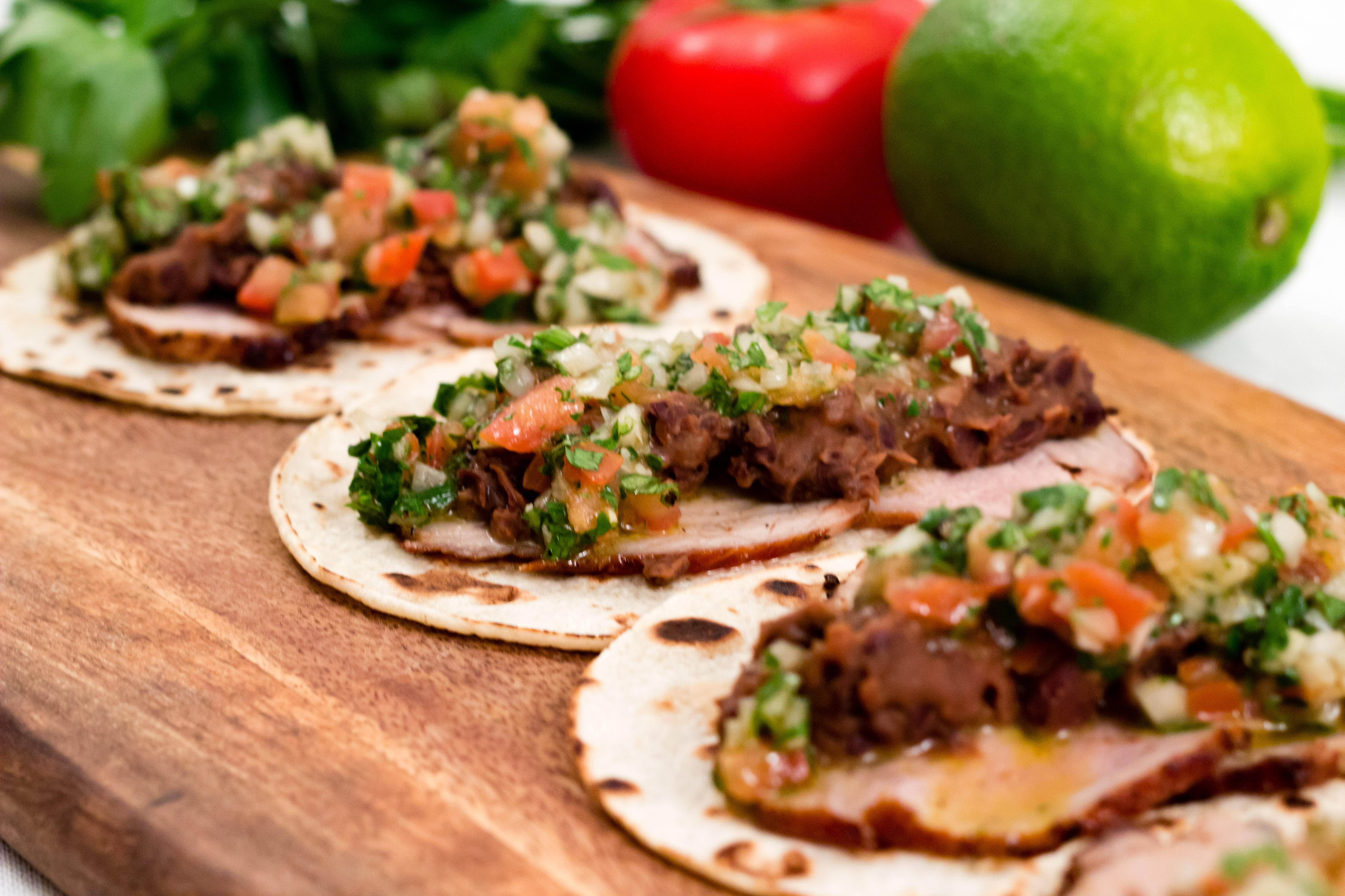 Tacos på helstekt fläskytterfilé med refried beans och chimichurri-salsa