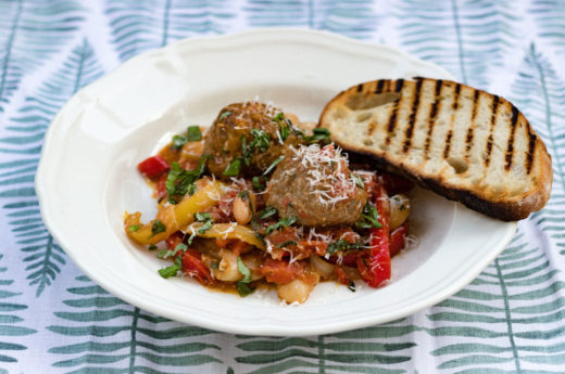 Stora italienska köttbullar med paprika, tomat och bönor