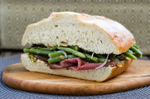 Rostbiffmacka med sallad på gröna bönor och pestomajonnäs