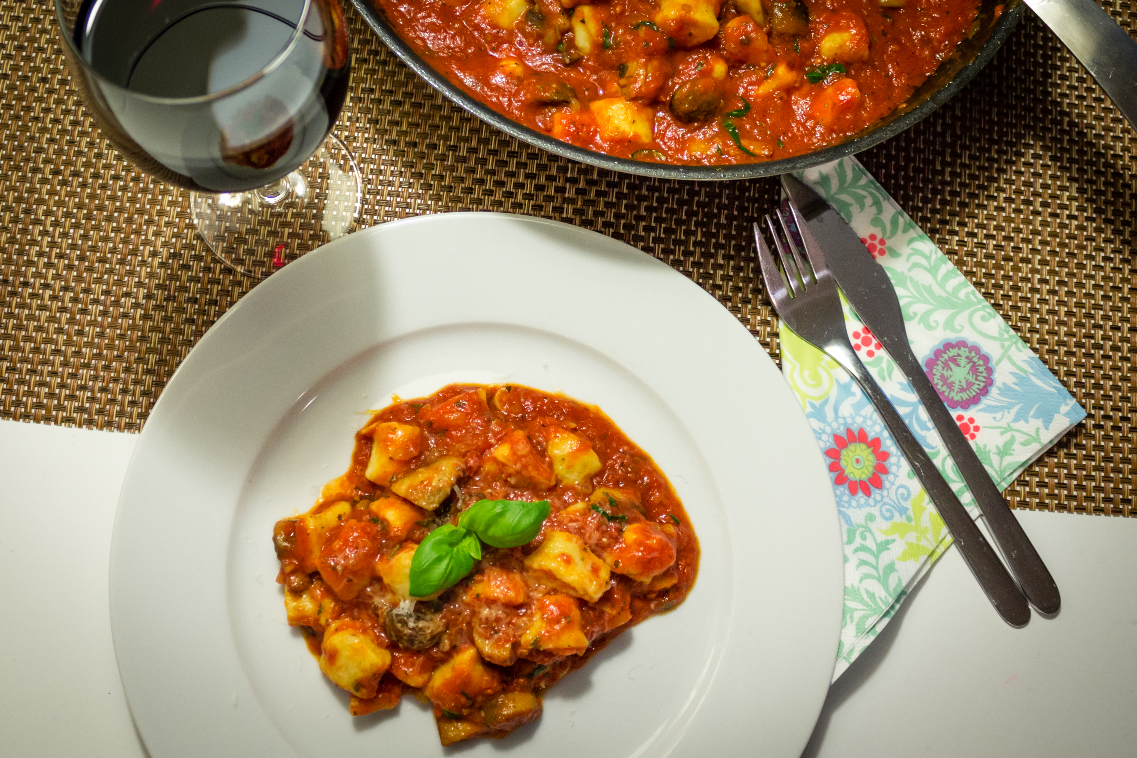 Ricottagnocchi med champinjoner och tomatsås