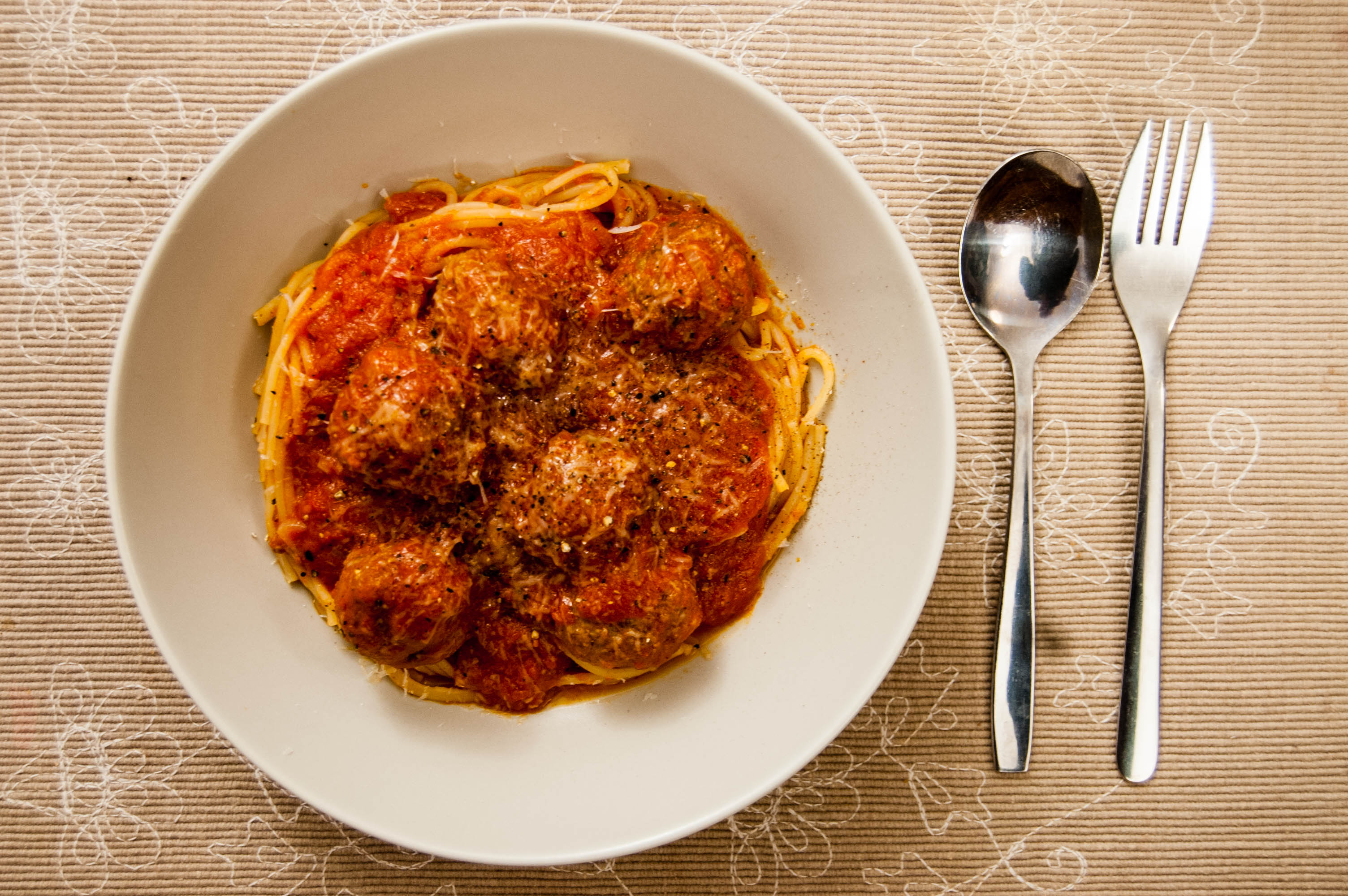 Pasta med italienska köttbullar i tomatsås