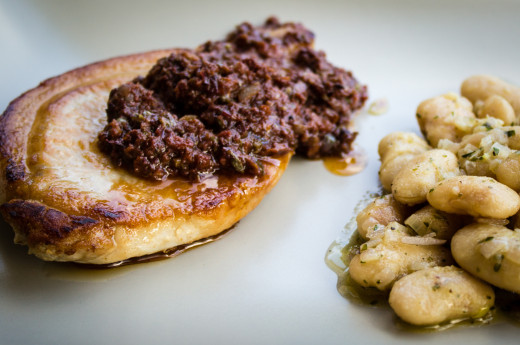 Fläskkotletter med bönröra och tapenade