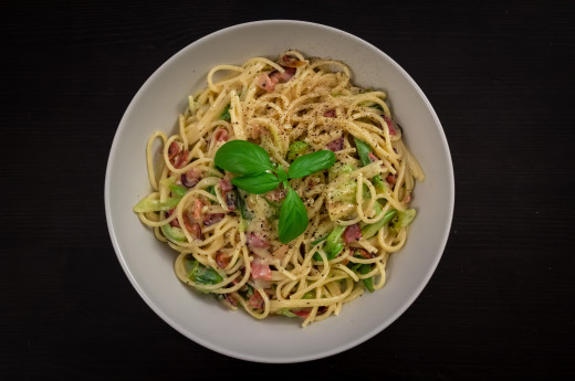 Carbonara med rökt sidfläsk och brysselkål