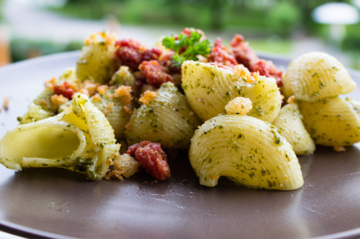 Pasta med salsiccasmulor, pesto och pangrattato