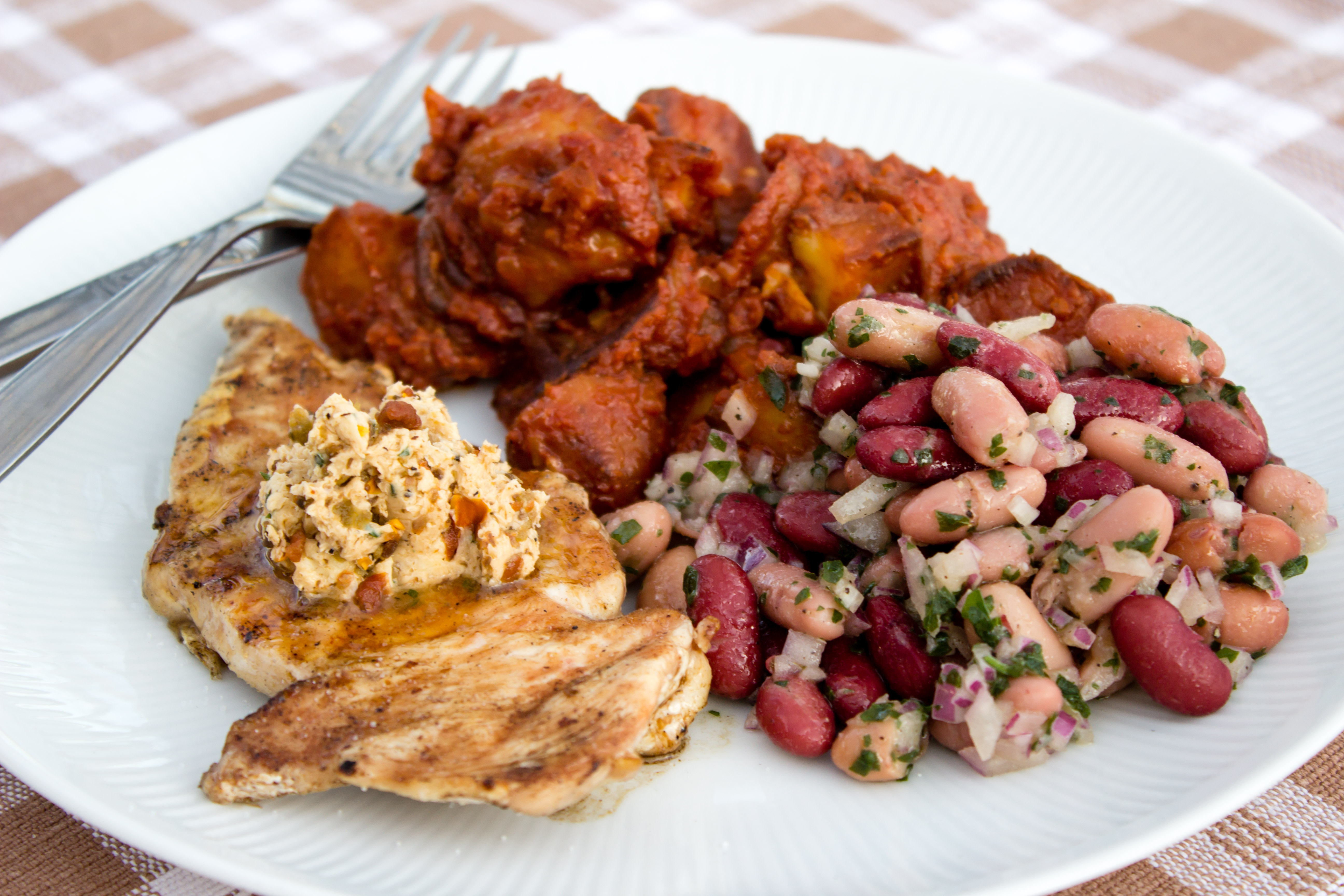 Grillad kyckling med patatas bravas och bönsallad