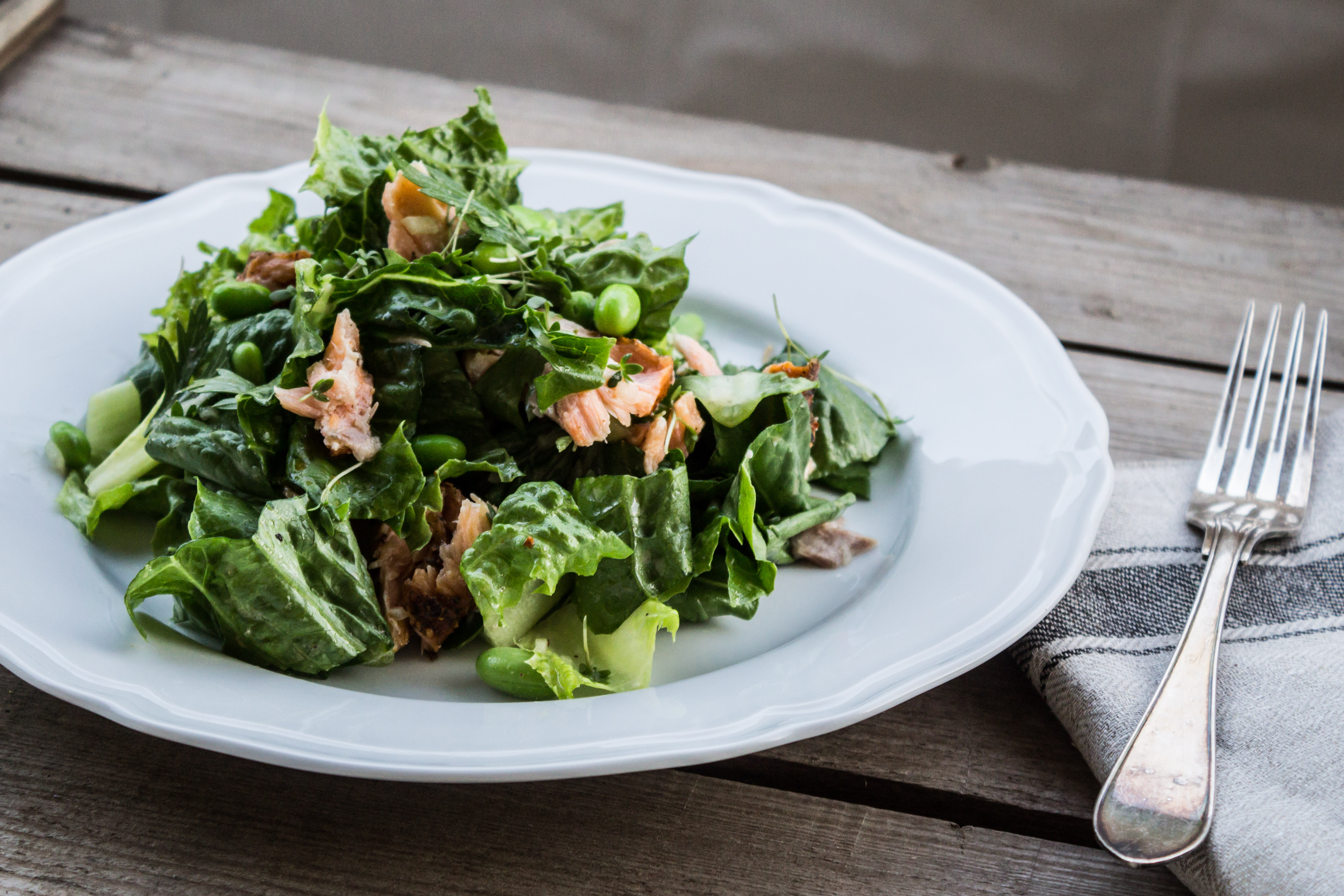 Sallad med varmrökt lax och sojabönor