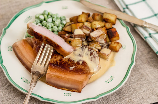 Fläskkotletter med råstekt potatis och ärtmajonnäs