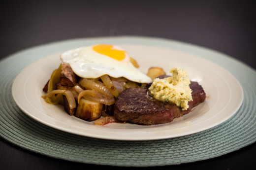 Biff med stekt potatis, lök, ägg och pepparrotssmör