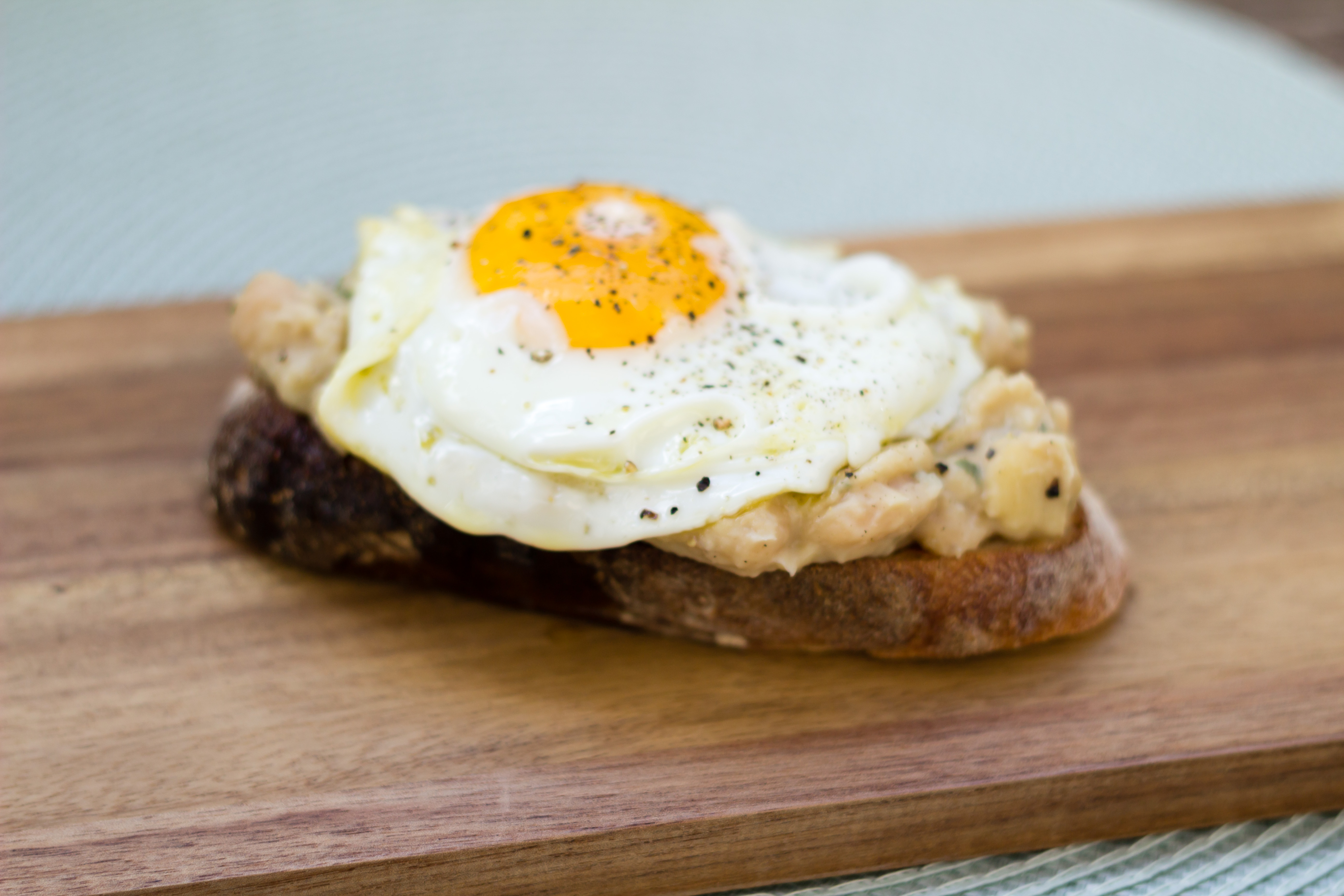 Vit bönröra på toast med ägg