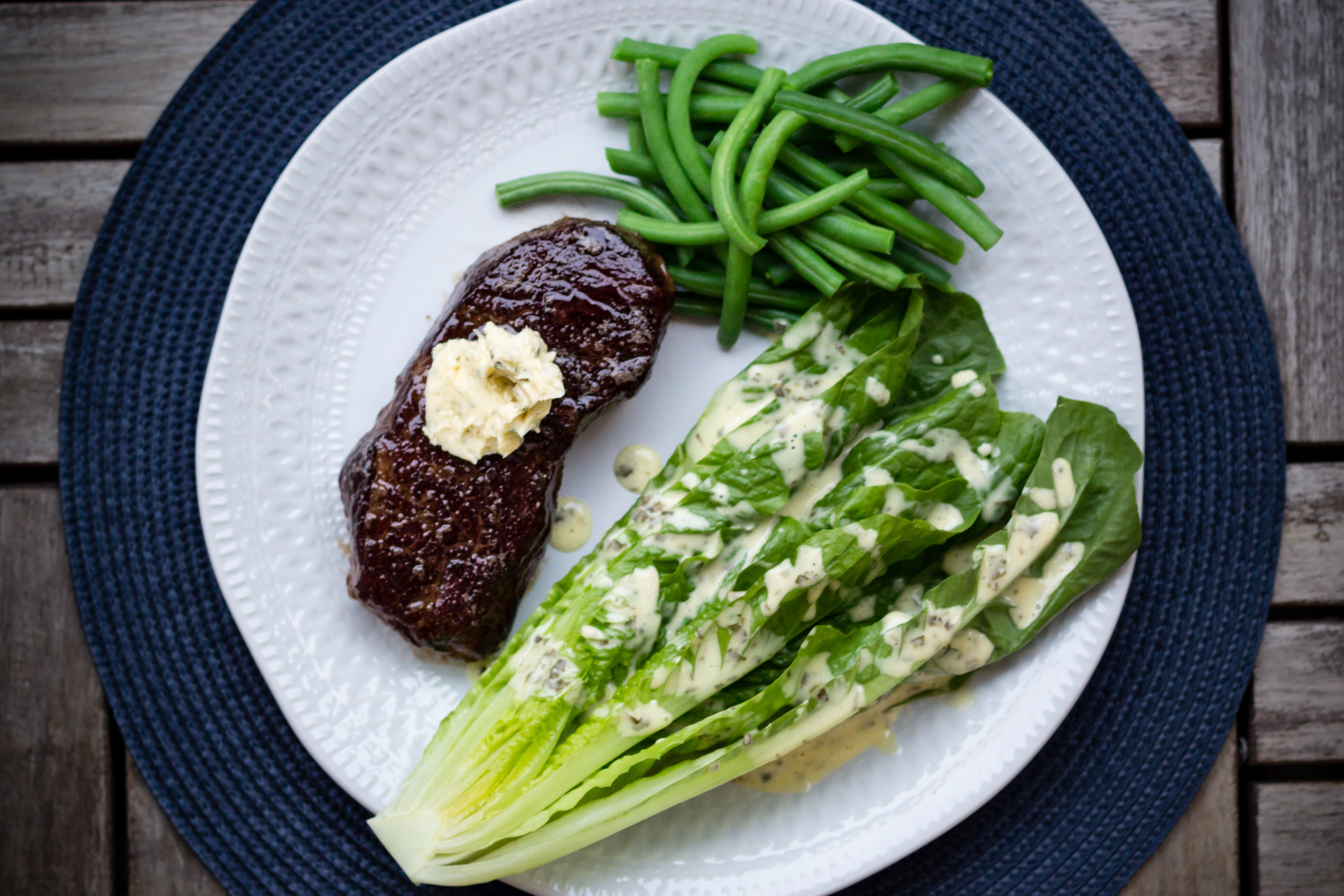 Biff med gröna bönor och klyftsallad med bea-dressing