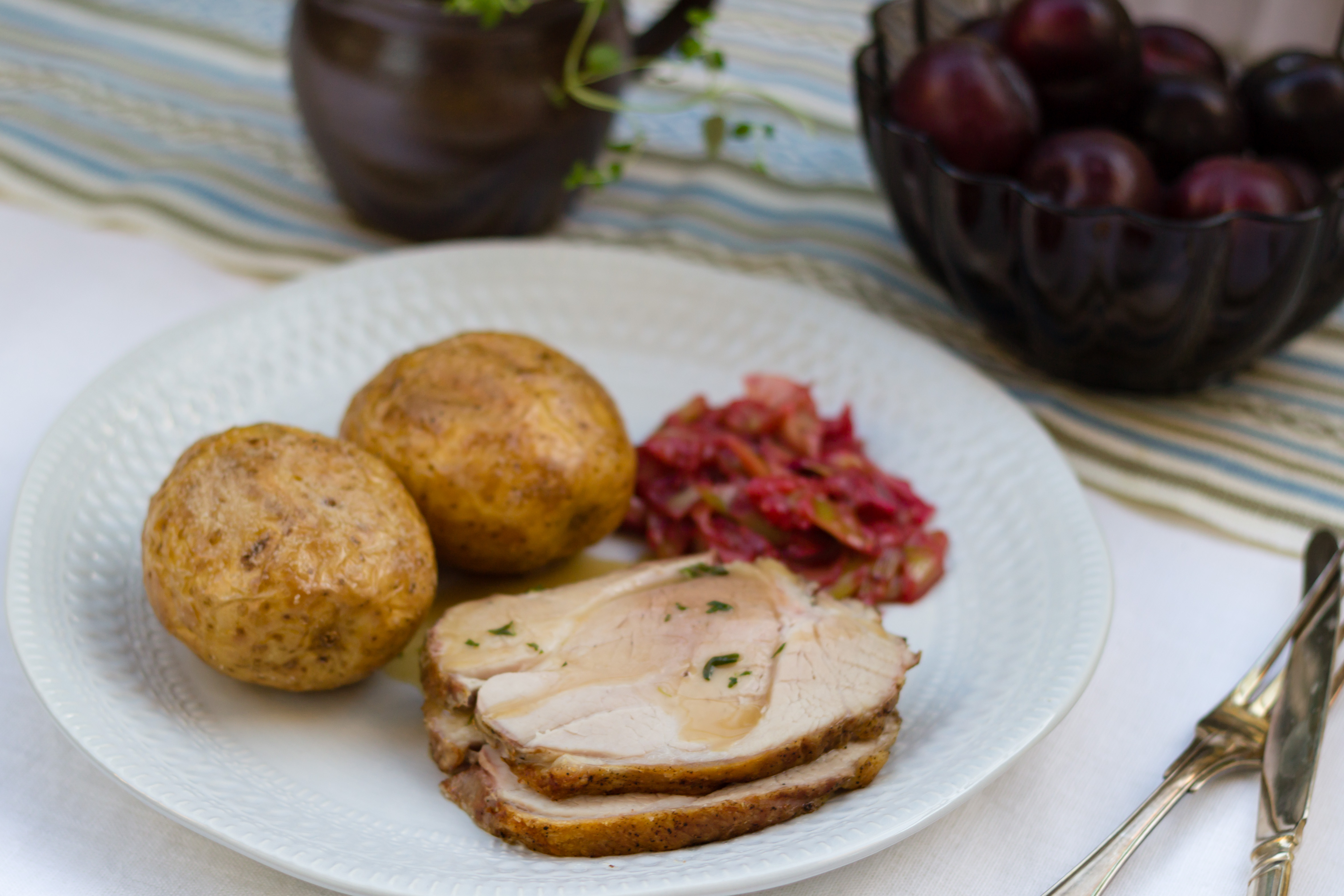 Fläskstek med bakad potatis och purjoplommon-kompott