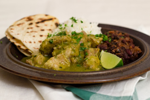 Chile verde med mustiga svarta bönor, tortillas och ris 4 personer 1 timme Ingredienser: 1/2 msk hel spiskummin 1/2 msk hel koriander 1 kg fläskkarré, i 3-5 cm stora kuber 600 g grön paprika, urkärnad och grovhackad Valfri mängd grön chili, grovhackad (och urkärnad om så önskas) 250 g gul lök, skalad och grovhackad 3 vitlöksklyftor, hela skalade 1/2 msk fisksås 1/2 msk ljus soja 1 msk pressad lime 1 rejäl nypa salt 1 kruka koriander, finhackade blad och späda stjälkar (kan uteslutas) Bönor: 1 liten gul lök, finhackad 1 vitlöksklyfta, finriven eller pressad 1 tsk spiskummin 1 tsk paprikapulver 1 tsk torkad mald koriander 1 burk svarta bönor 1 msk pressad lime Salt och peppar efter smak Övrigt: Tryckkokare Nykokt ris Tortillas Limeklyftor Chile verde: Rosta spiskummin och koriander i en liten stekpanna eller kastrull tills de doftar rostat men inte bränt, cirka 30 sekunder. För över till mortel och mal till ett någorlunda fint pulver. Dumpa alla ingredienser utom koriandern i tryckkokaren och sätt den på hög värme på spisen tills det fräser i botten. Sätt på locket, låt tryckkokaren komma upp i högt tryck och justera värmen för att bibehålla trycket, och låt stå i 30 minuter. Släpp på trycket och ta av locket. Plocka ur köttbitarna med en tång och lägg åt sidan medan du mixar resten av grytan med en stavmixer (eller i blender eller matberedare). För sedan tillbaka köttet till grytan, tillsätt hackad koriander, rör runt och smaka av och justera eventuellt med mer salt eller pressad lime. Servera med bönor, nykokt ris, limeklyftor och tortillas (värm tortillas genom att doppa dem i vatten och sedan steka i stekpanna (gärna grillpanna) på medelhög värme i cirka 20 sekunder per sida tills vattnet ångat bort och den fått ett par brynta fläckar, och sedan slå in i en ren kökshandduk och upprepa med resten av bröden.) Bönor: Stek löken i lite matolja på medelhög värme under omrörning tills mjuk och något karamelliserad, cirka 15 minuter. Tillsätt vitlöken och kryddorna och stek i 30 sekunder, tillsätt sedan bönor (med spad), pressad lime och en nypa salt och peppar. Låt koka upp och sedan småputtra tills tjockt och krämigt, cirka 15 minuter (rör då och då så det inte fastnar i botten). Smaka av och justera eventuellt med salt, peppar eller pressad lime.