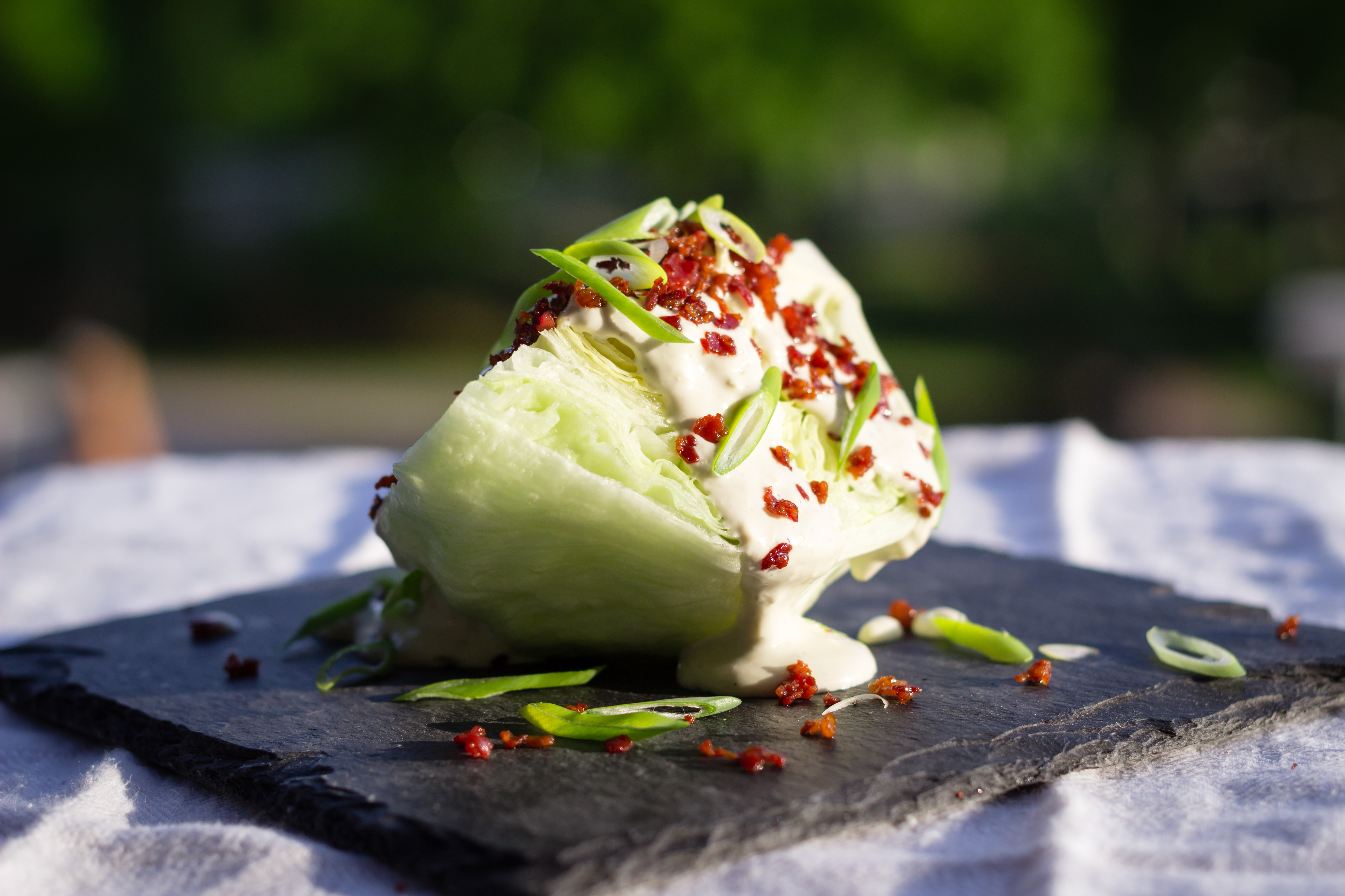 Klyftsallad med blåmögelostdressing och bacon