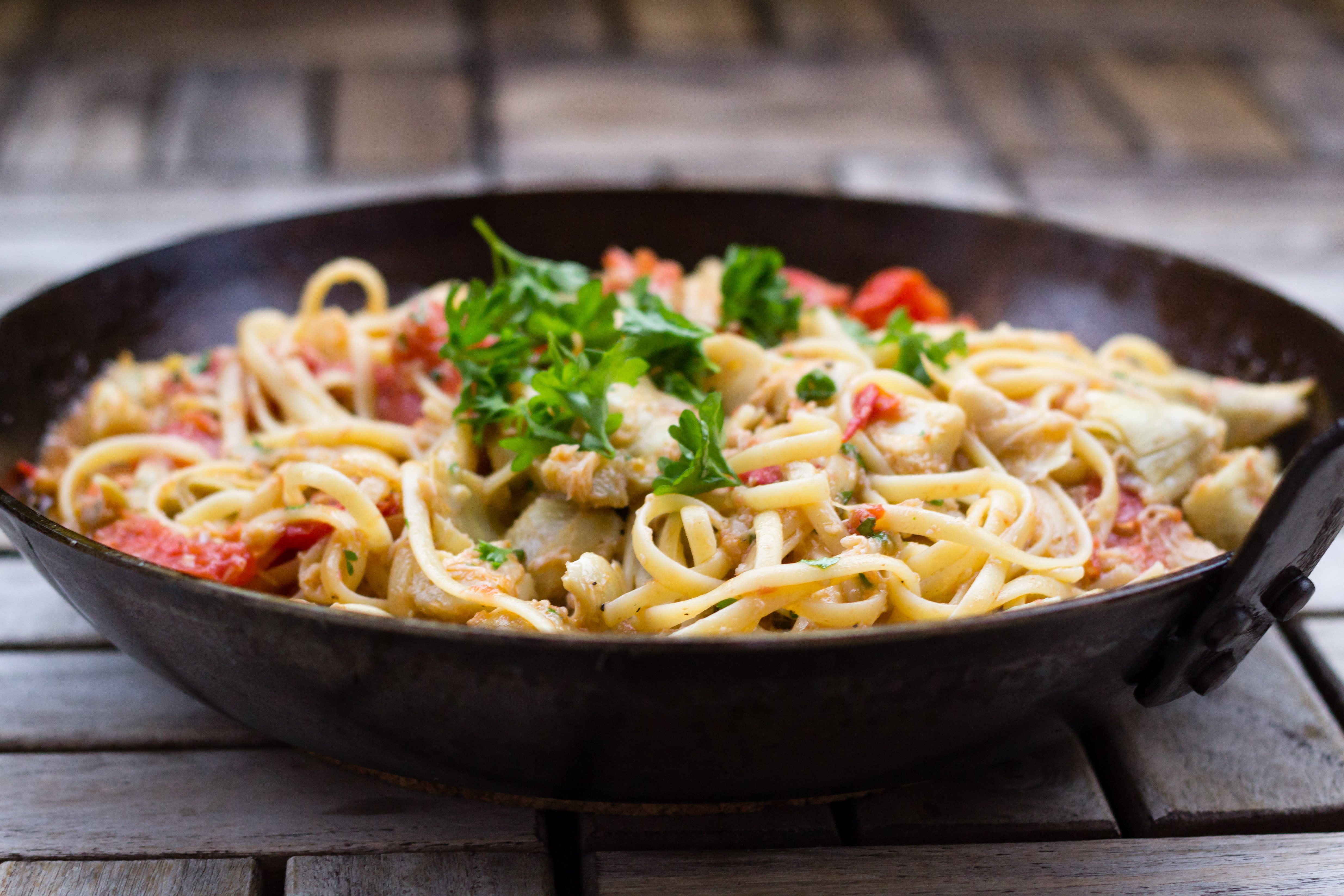 Pasta med krabba, tomat och kronärtskocka